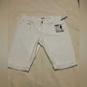 Levi's Women’s Denizen Stretch Skinny Bermuda Shorts Size 16 White NWT